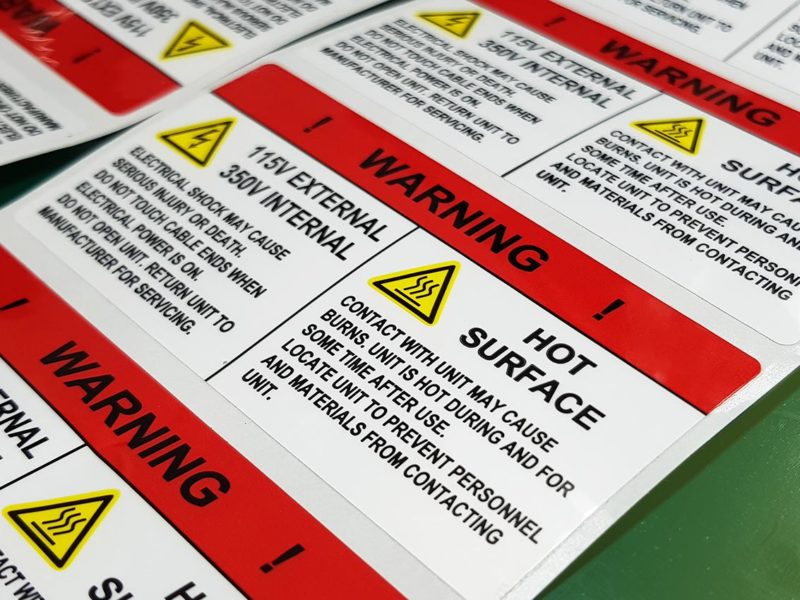 Technische Etiketten auf Rolle