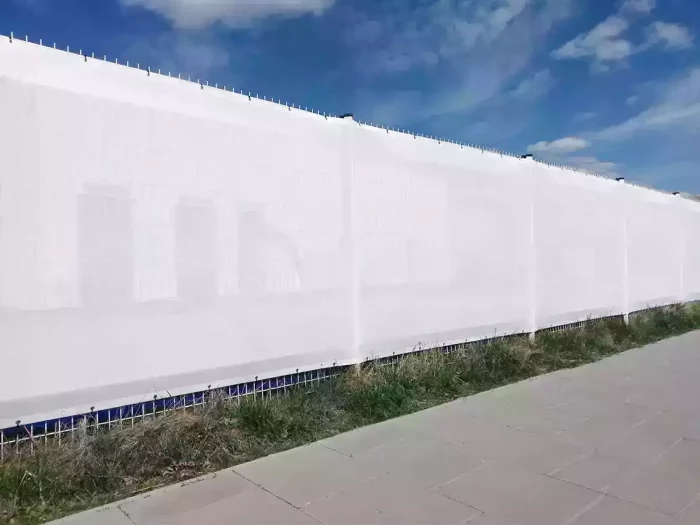 Weiße Bauzaunnetz Sichtschutzplane auf Rolle Weiße Bauzaunnetz Sichtschutzplanen auf Rolle in jeder Größe mit Ösen