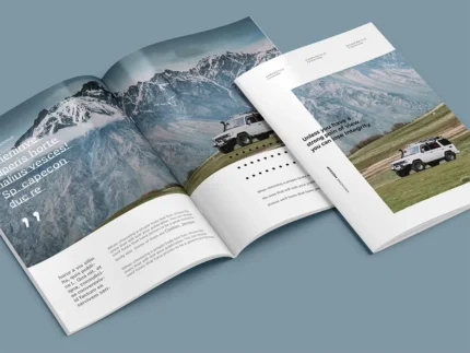 Aufgeschlagene Broschüren mit professionellem Druck und klarer Typografie