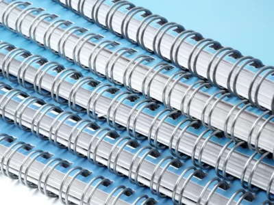 Detail der Spiralbindung bei einem gedruckten Firmenkatalog